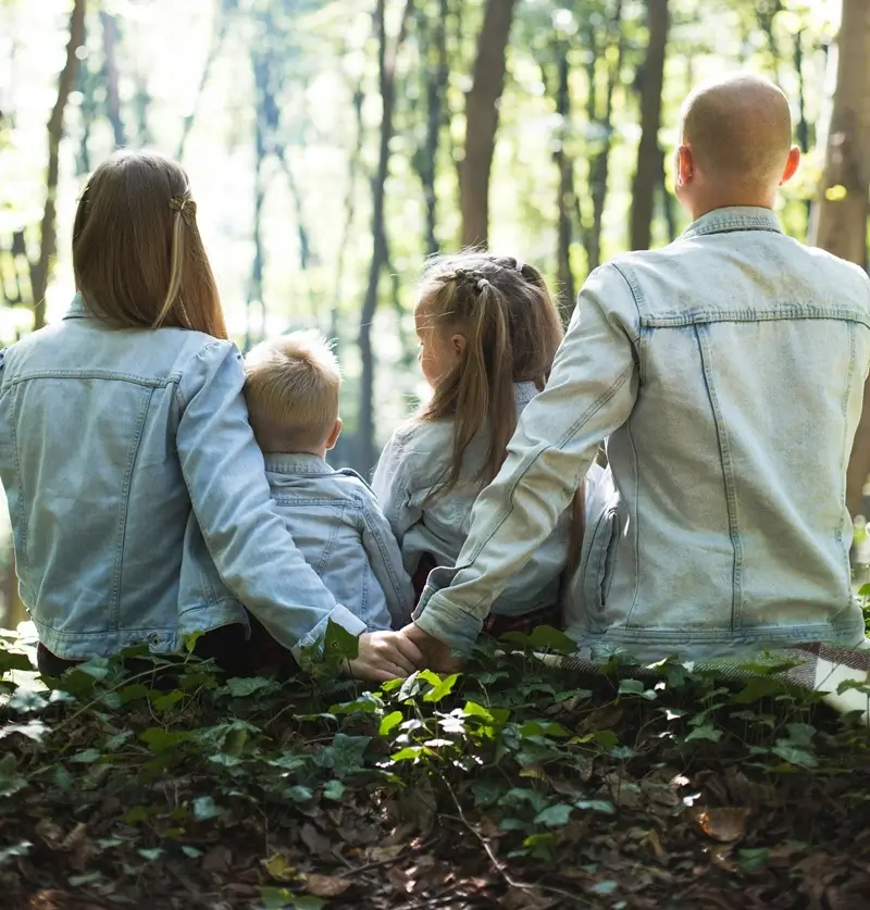 Famille partageant un moment complice